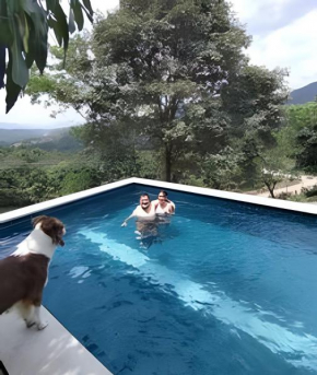 CASA CON PISCINA RODEADA DE VERDE EN ANAPOIMA